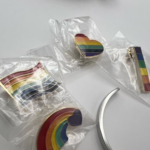 Stainless Steel cuff bracelet AND 4 rainbow 🌈 pins - Picture 6 of 6
